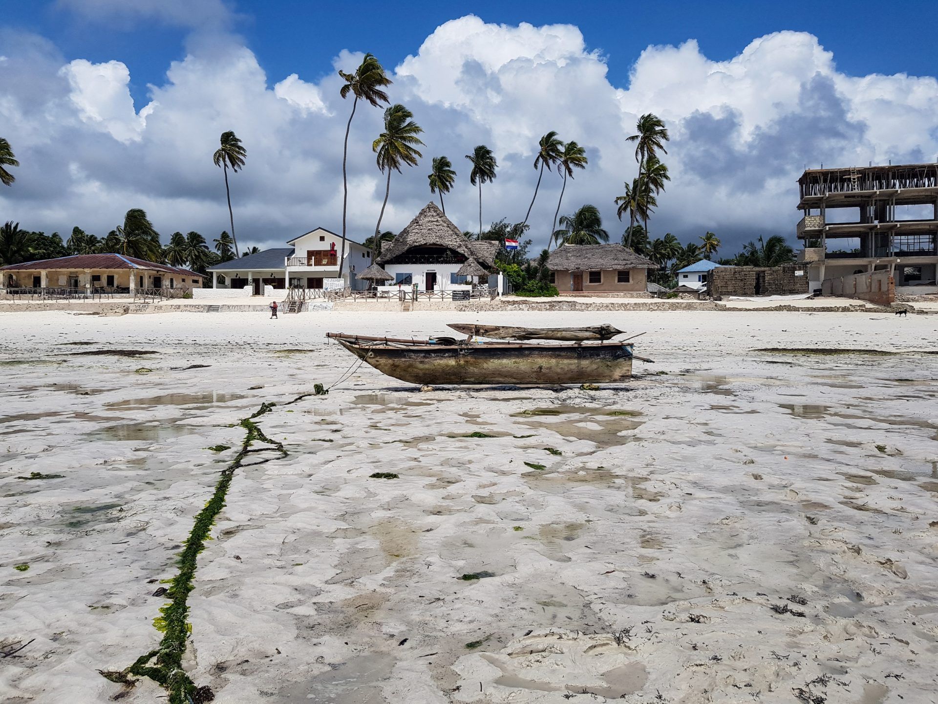 Zanzibarska łódź na plaży