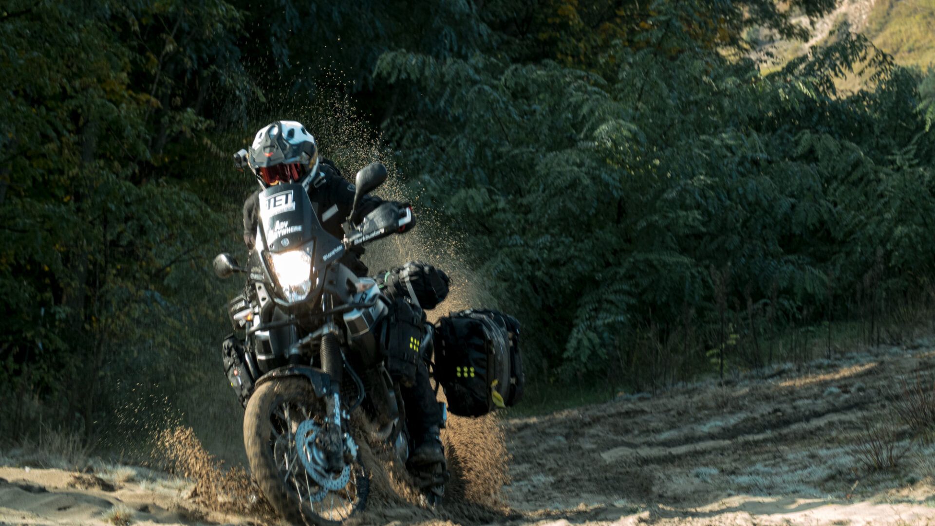 Motocykl enduro w piasku