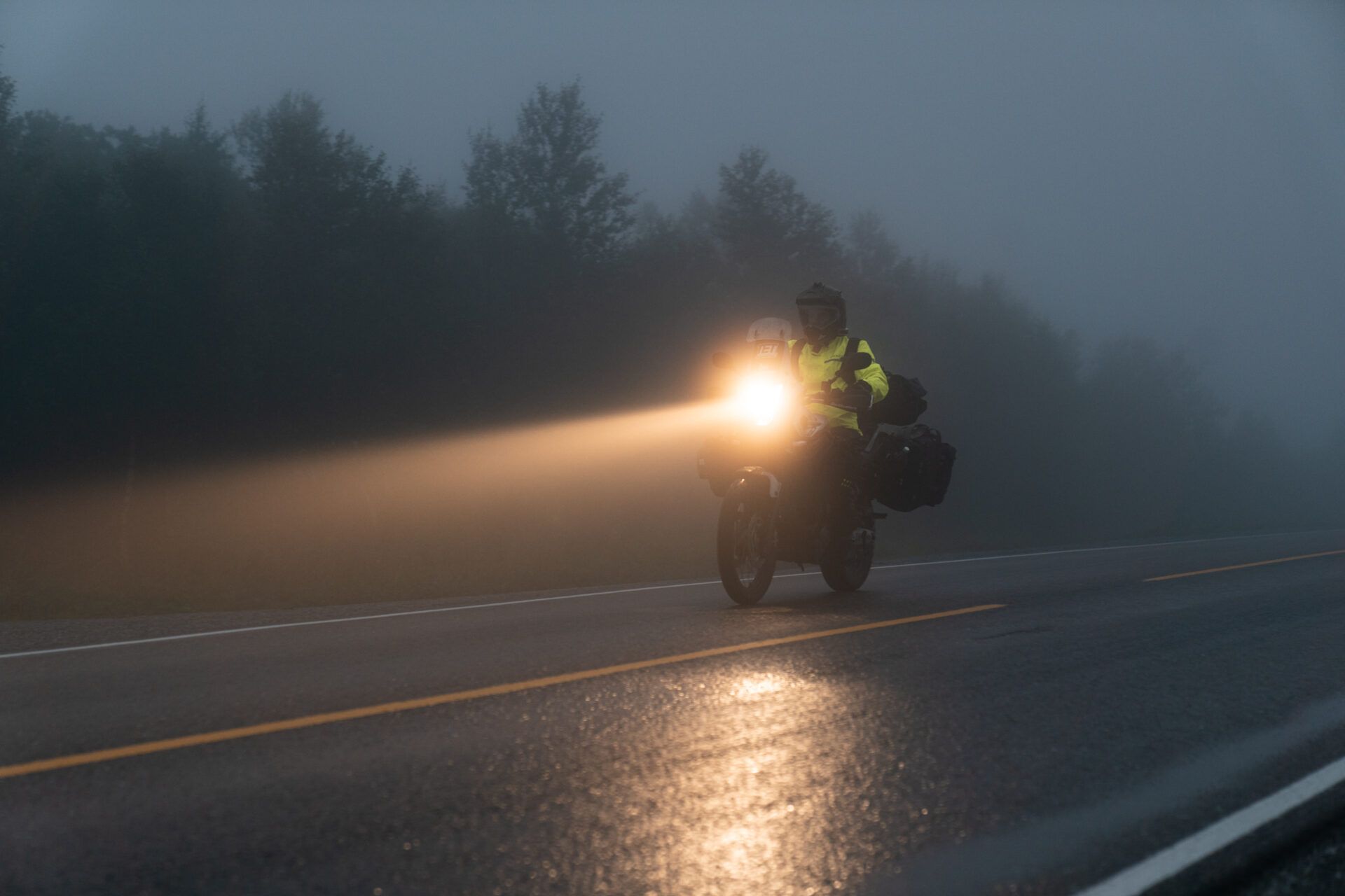Motocyklem w deszczu i mgle