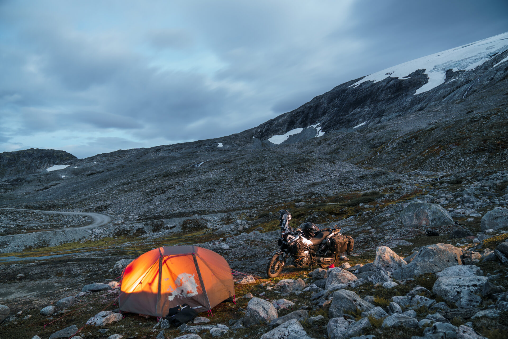 Spanie w namiocie w Norwegii