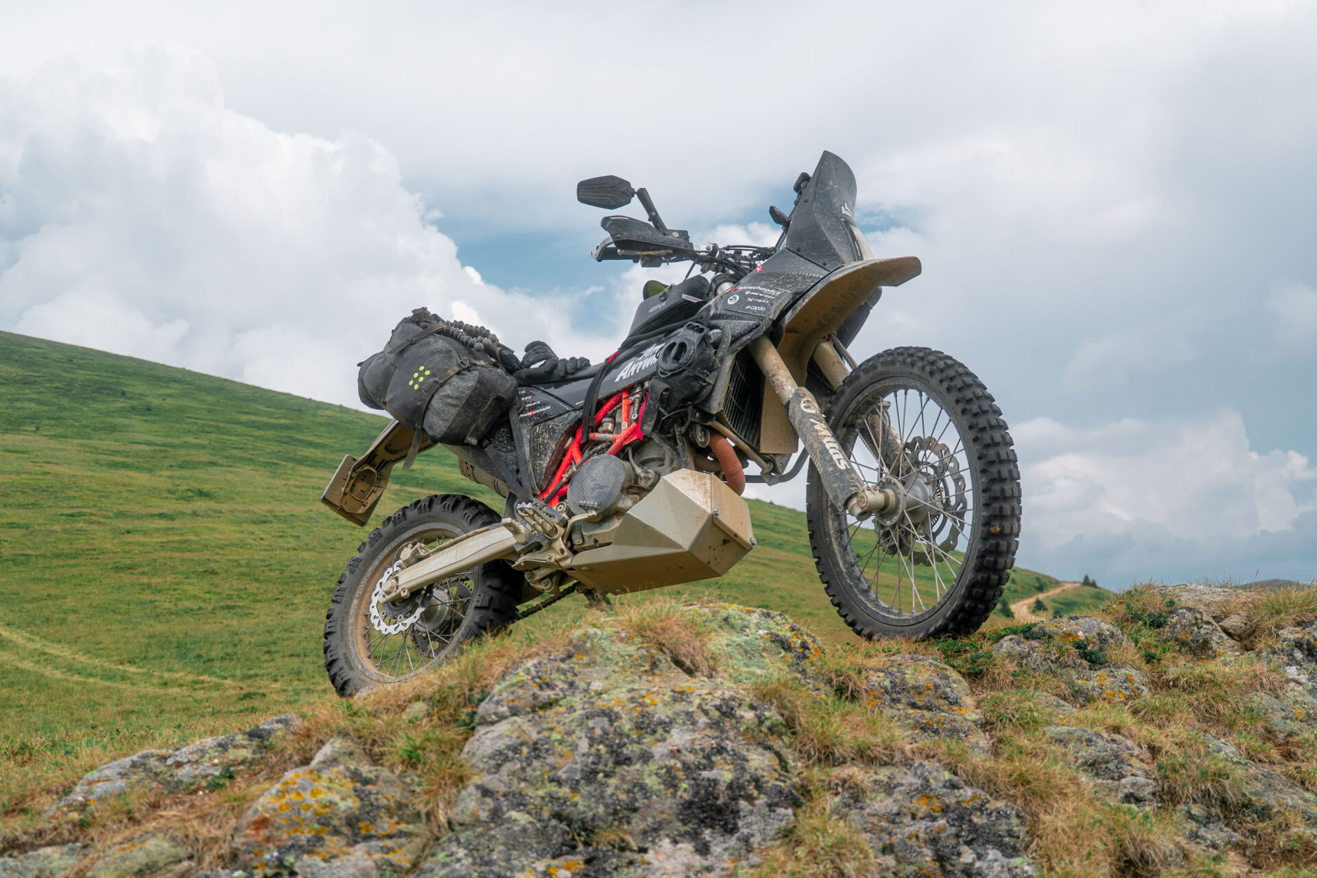 KTM 690 Enduro R – long range setup with Rade Garage tank