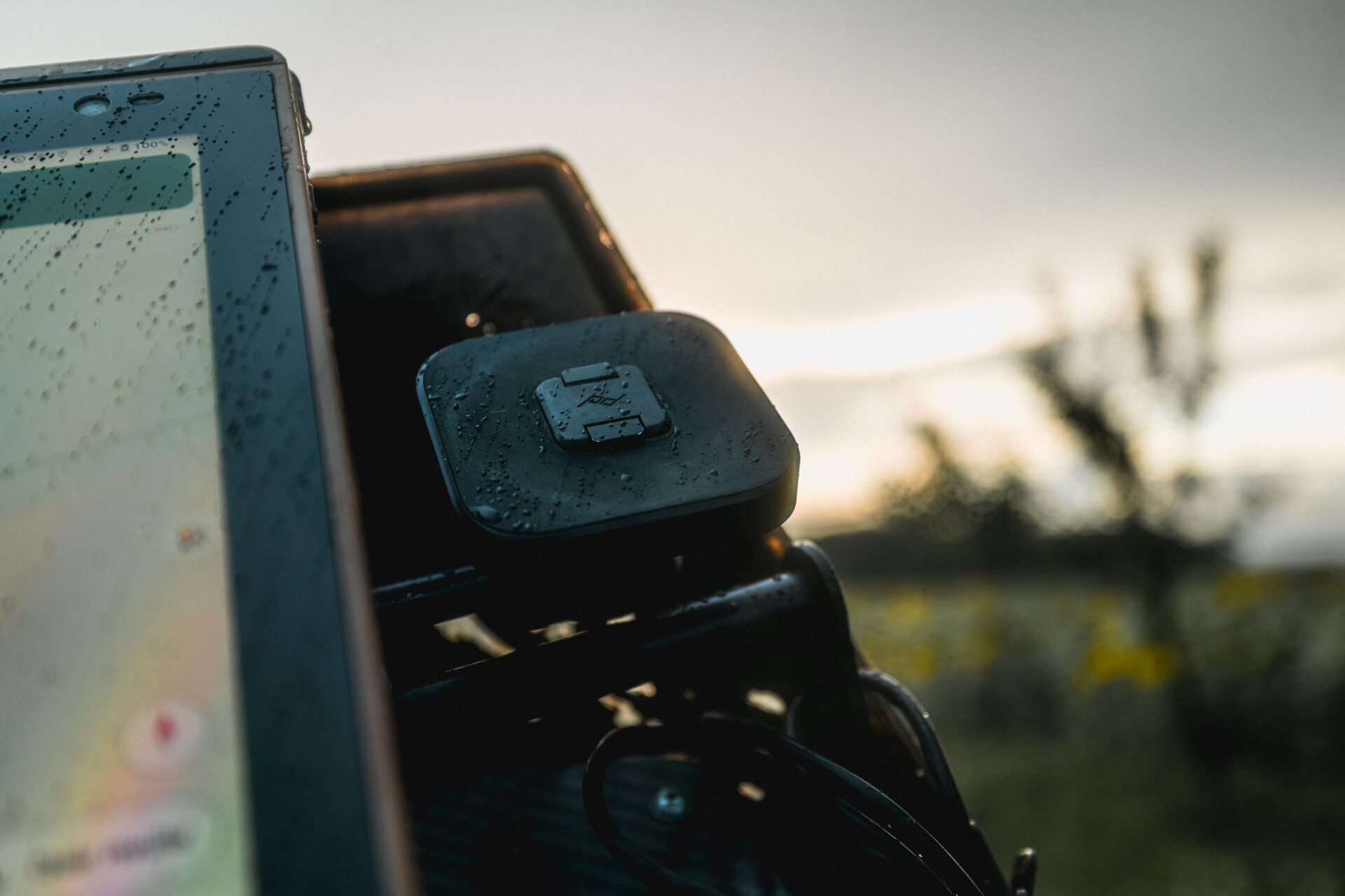 Peak Design – wireless charging and phone mount on KTM 690 Enduro R