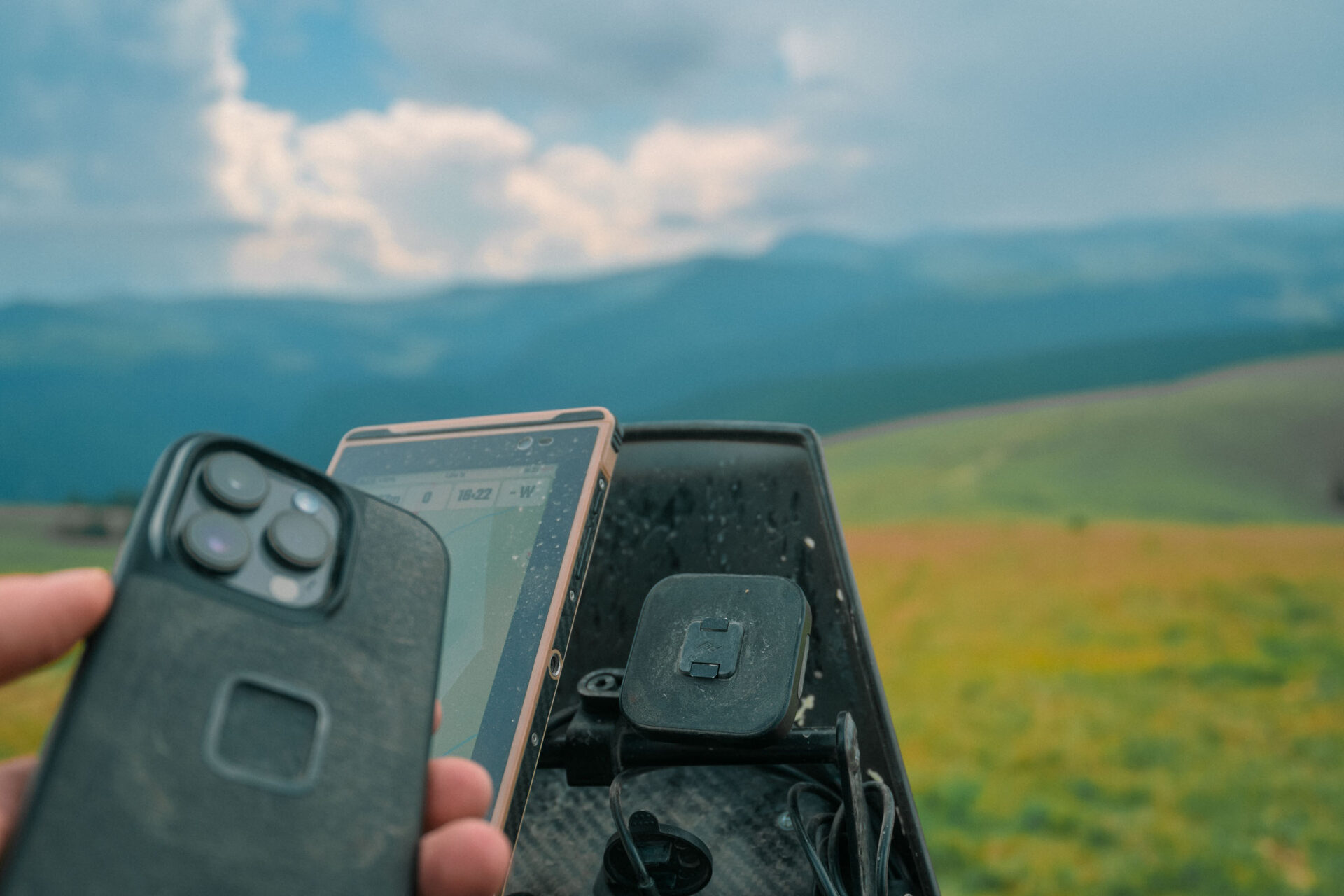 Peak Design SlimLink mount on KTM 690 – stable phone mounting for offroad