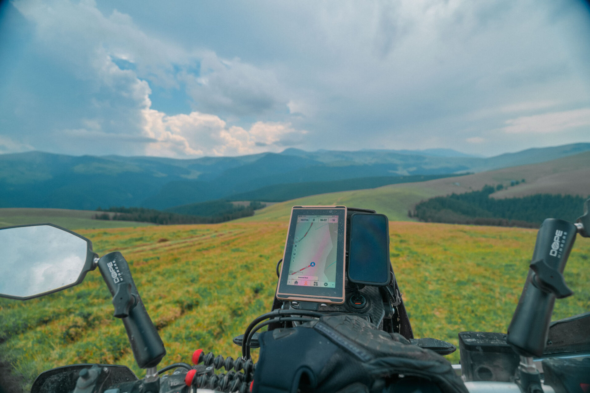 KTM 690 Enduro R cockpit with Rade Garage tower (navigation and wiring)